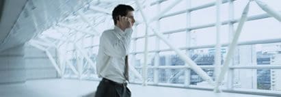 電話対応する人