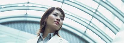 エスカレーターで移動する女性