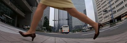 ジャンプする女性