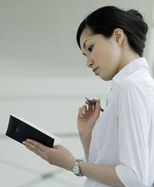 チェックする女性